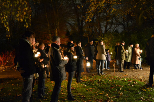 Mensen met lampions herdenken hun dierbare overledenen op de begraafplaats aan de Oldenzaalsestraat.
