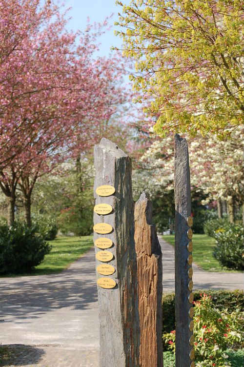 Houten monument met herdenkingsplaatjes op de begraafplaats aan de Deurningerstraat.