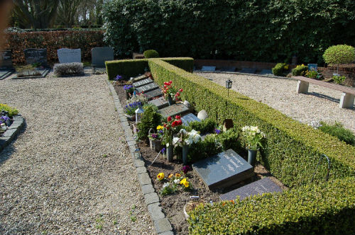 Een rij urnenkelders langs een grindpad voor een heggetje op begraafplaats aan de Oldenzaalsestraat.