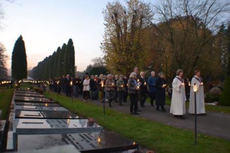 Tijdens de Allerzielenviering herdenken een heleboel mensen hun dierbare overledenen met lichtjes op de begraafplaats aan de Deurningerstraat.