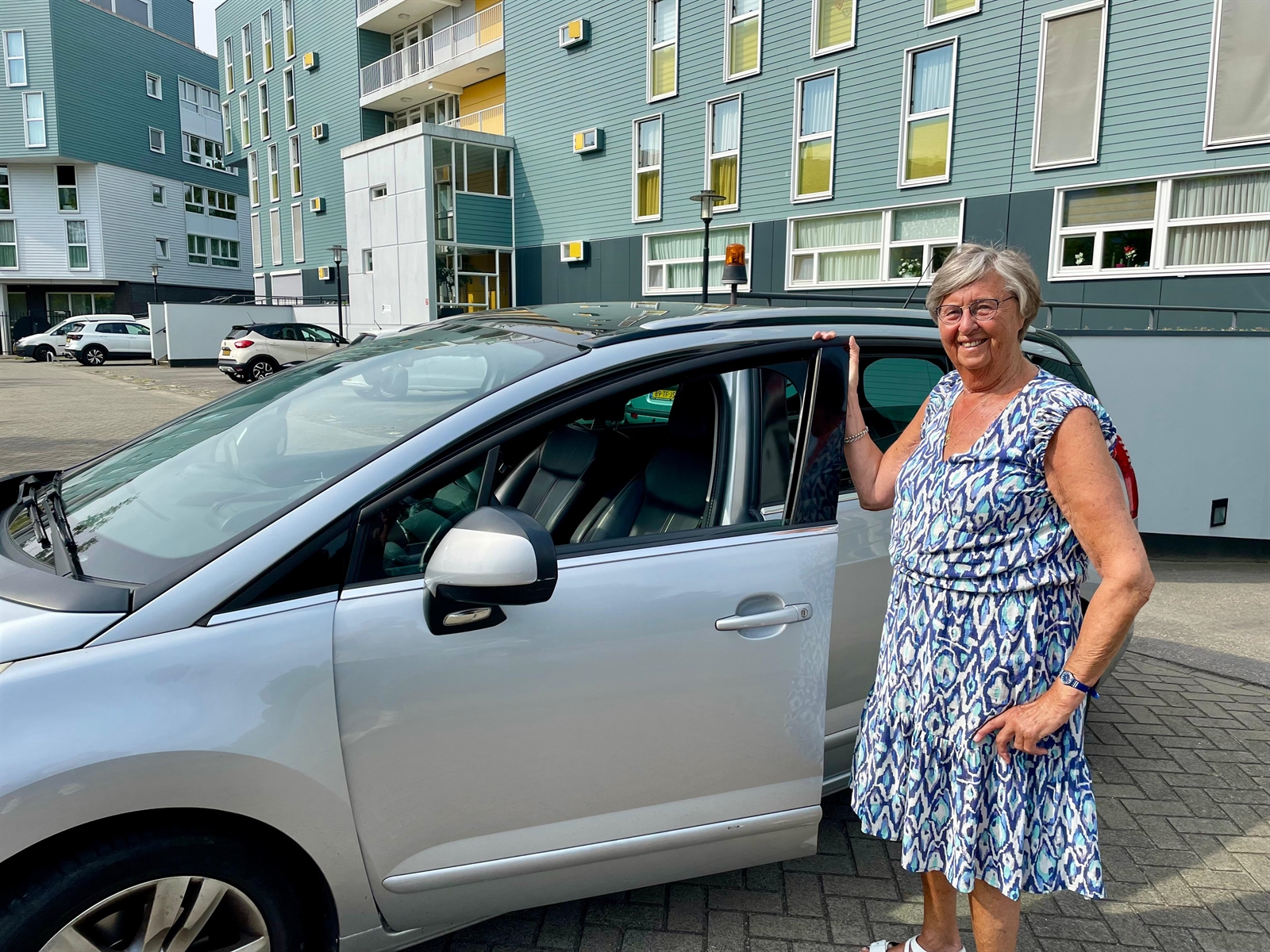 Willemien bij haar auto