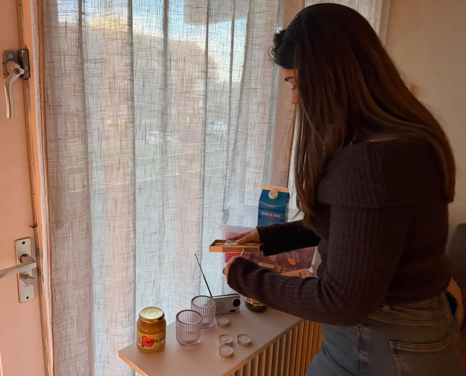 Bij Julia thuis met haar noodpakket.