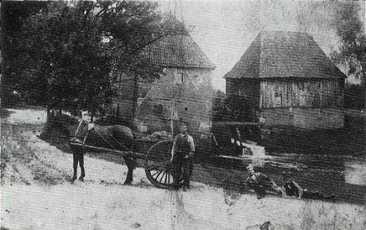 Foto van de Oelerwatermolen en de oude oliemolen (rechts) welke is afgebroken.