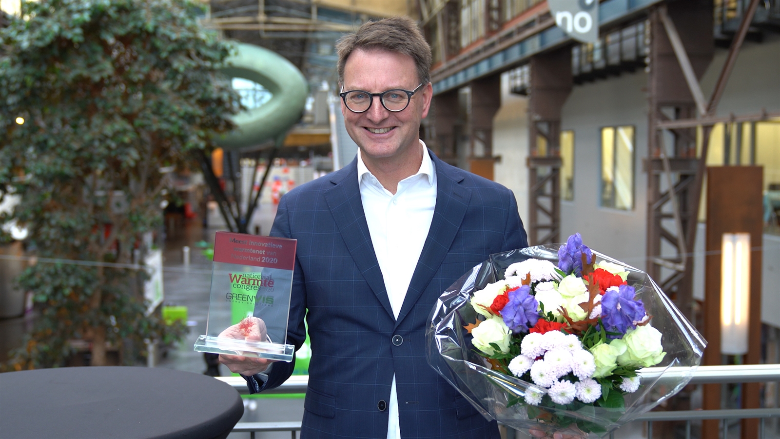 Wethouder Claudio Bruggink met de prijs