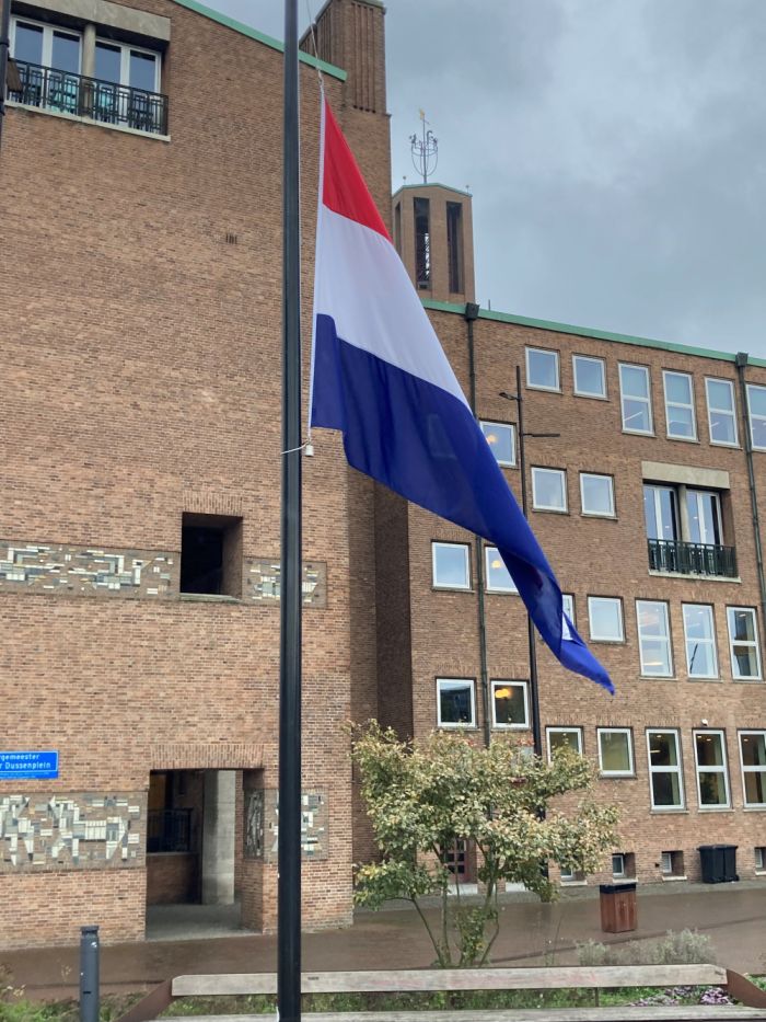 vlag halfstok bij stadhuis
