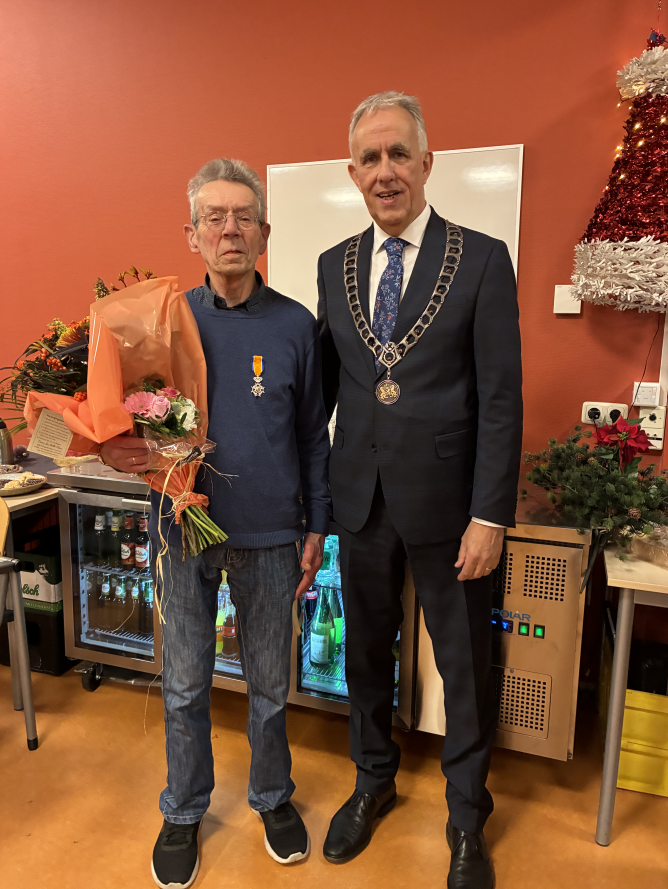 Arjen Hoogervorst en loco-burgemeester Harry Scholten