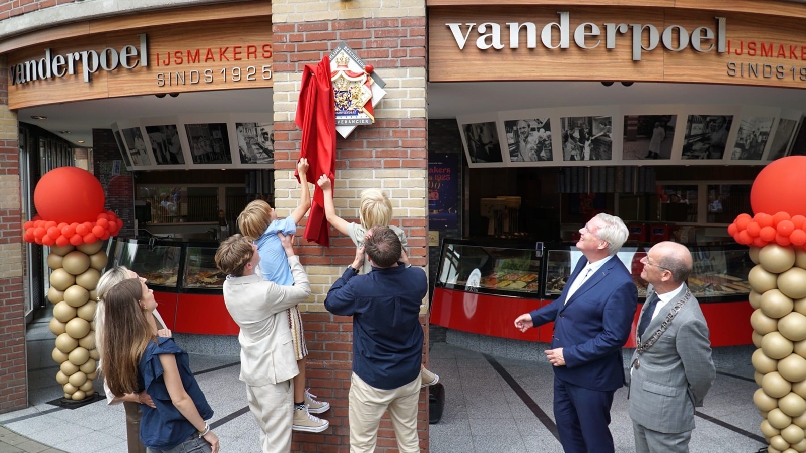 Onthulling van het Predicaat Hofleverancier Van der Poel